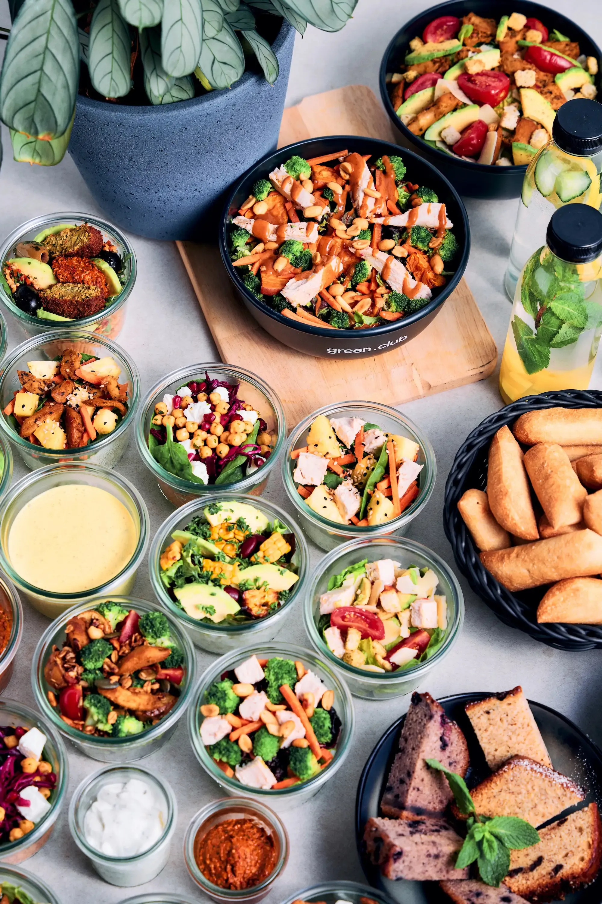 Catering Bowls mit Fingerfood und Getränken