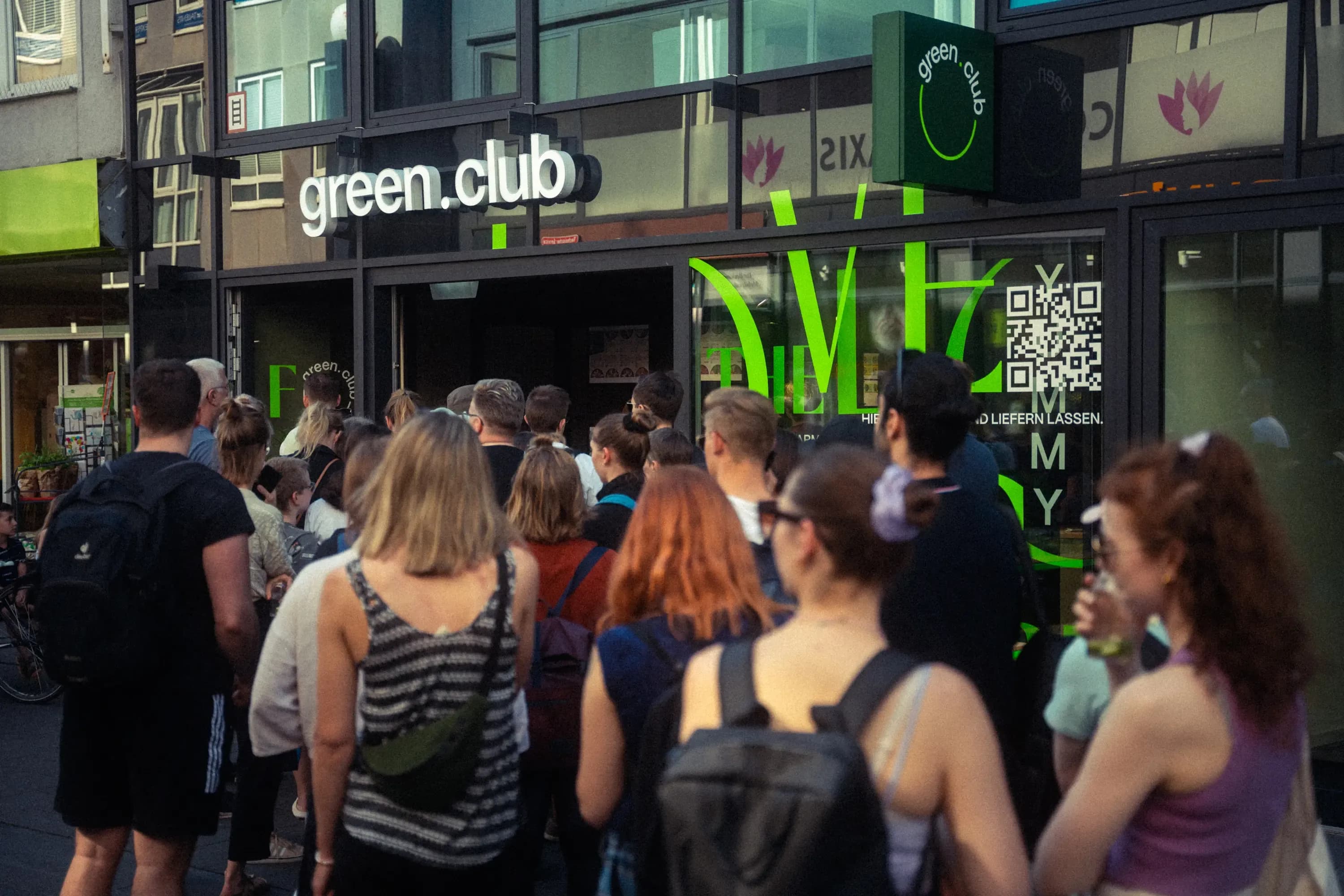 Ein Green Club Store mit einer Menge an Menschen davor